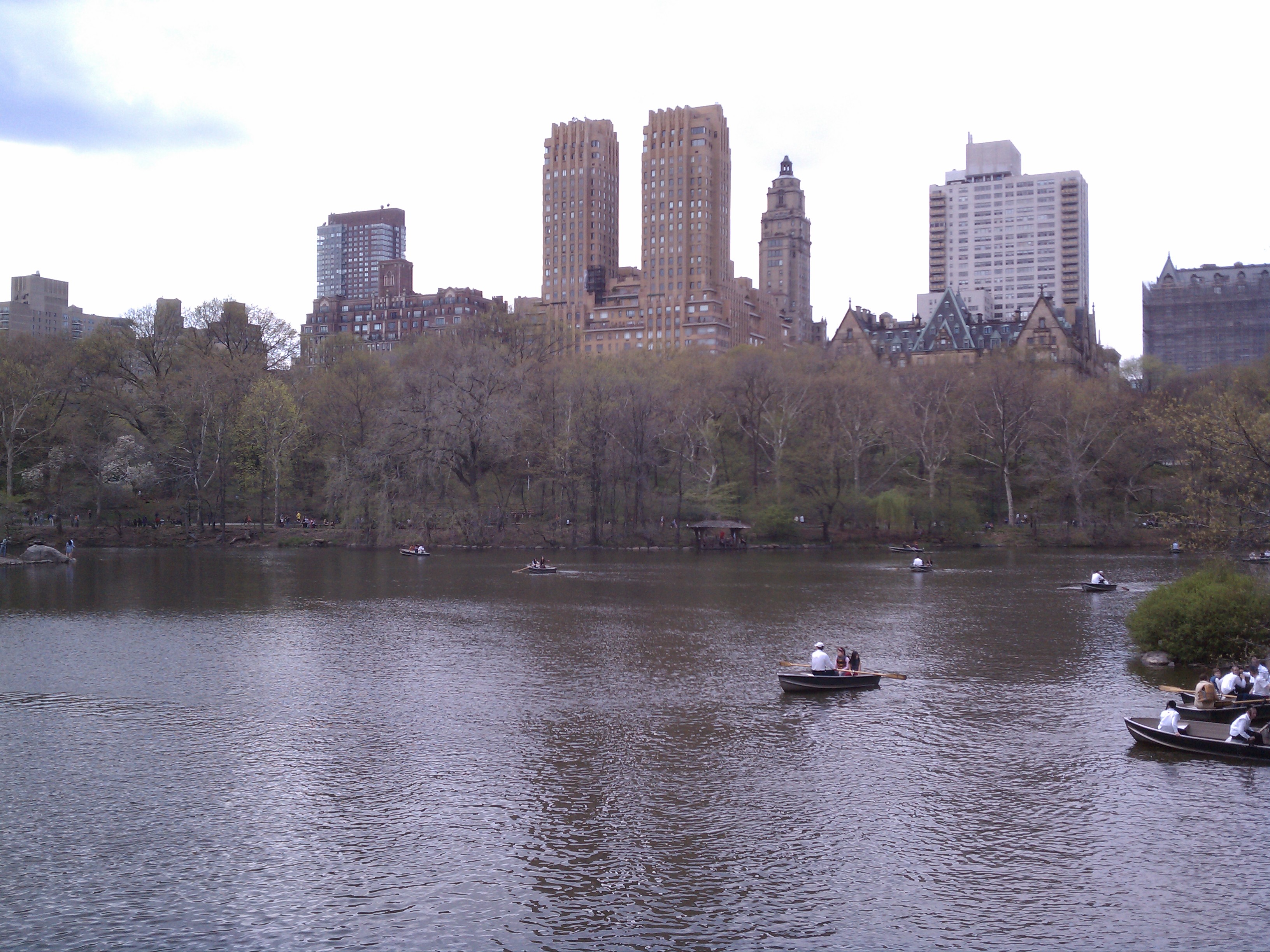העיר ניו יורק מעל לאגם בסנטרל פארק